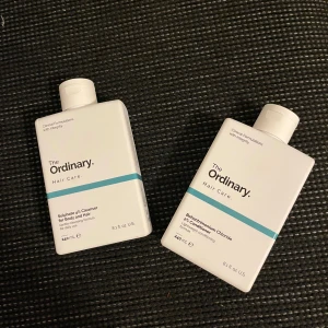 The Ordinary Hair Care duo 240 ml - Säljer ett set med The Ordinary Hair Care: Sulphate 4% Cleanser for Body and Hair och Behentrimonium Chloride 2% Conditioner. Båda i vita, rektangulära plastflaskor med blå detalj, 240 ml vardera. Perfekt för dig som vill ha enkel och effektiv hårvård. Ca 90% kvar endast använda några gånger men passade ej mig ord pris 213kr