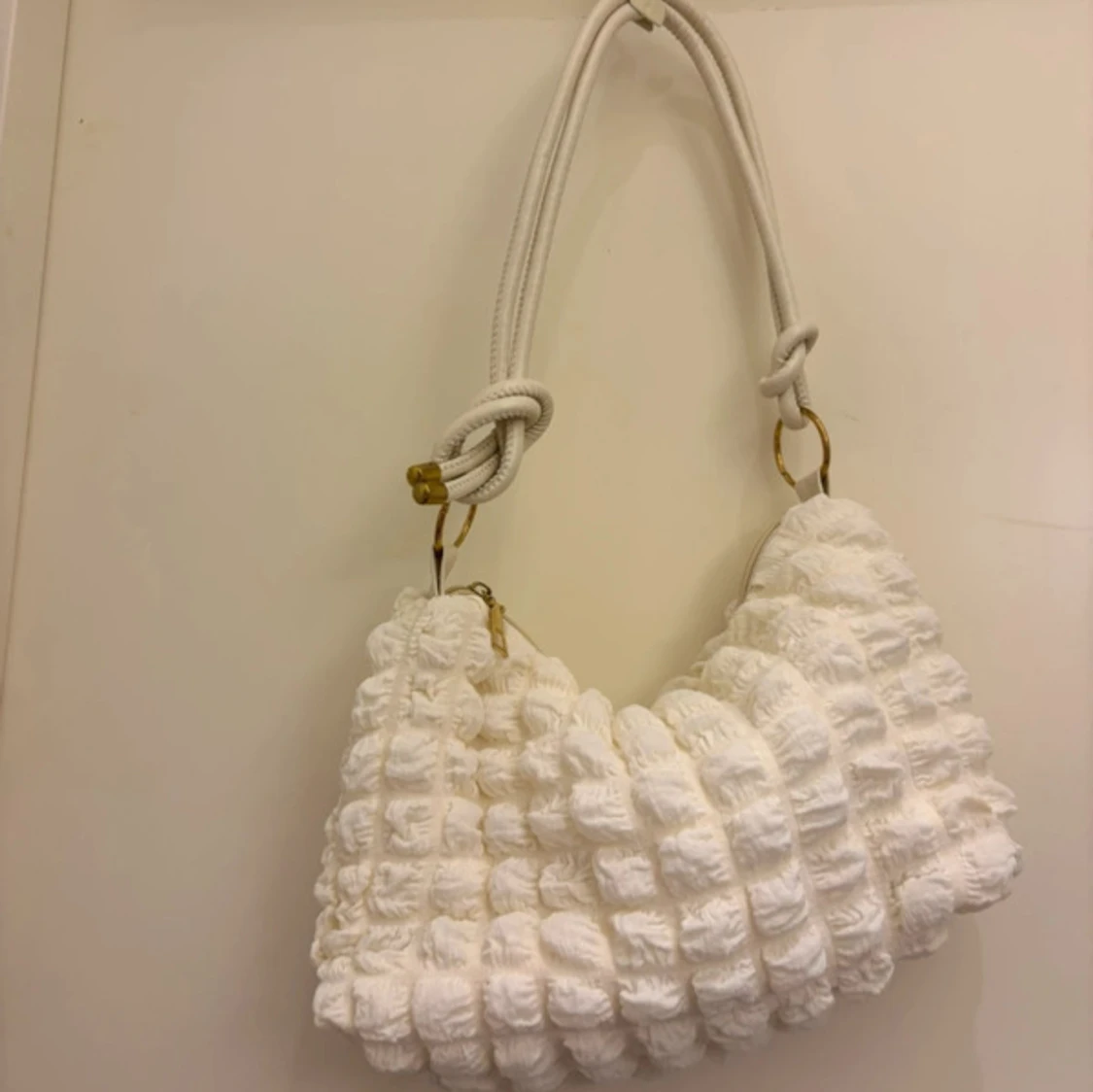 Vit quiltad axelväska med repdetaljer