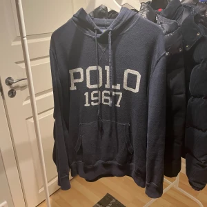 Stickad Ralph Lauren hoodie - Säljer en väldigt skön och snygg Raffe Hoodie! Mycket fint skick på hoodien, ljuset gör att den ser mer nopprig än vad den upplevs som i verkligheten! | Ställ gärna frågor innan du köper!