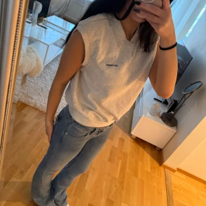 Ljusgrå sweatshirtväst från H&M Divided - Ljusgrå ärmlös sweatshirtväst från H&M Divided. Inga defekter alls :)