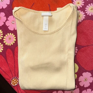 Ribbad t-shirt från H&M - Gul ribbad T-shirt från hm. Första bilden är korrekt färg.