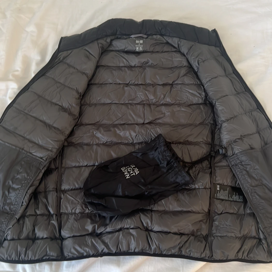 Svart dunväst från Uniqlo Ultra Light Down - 3