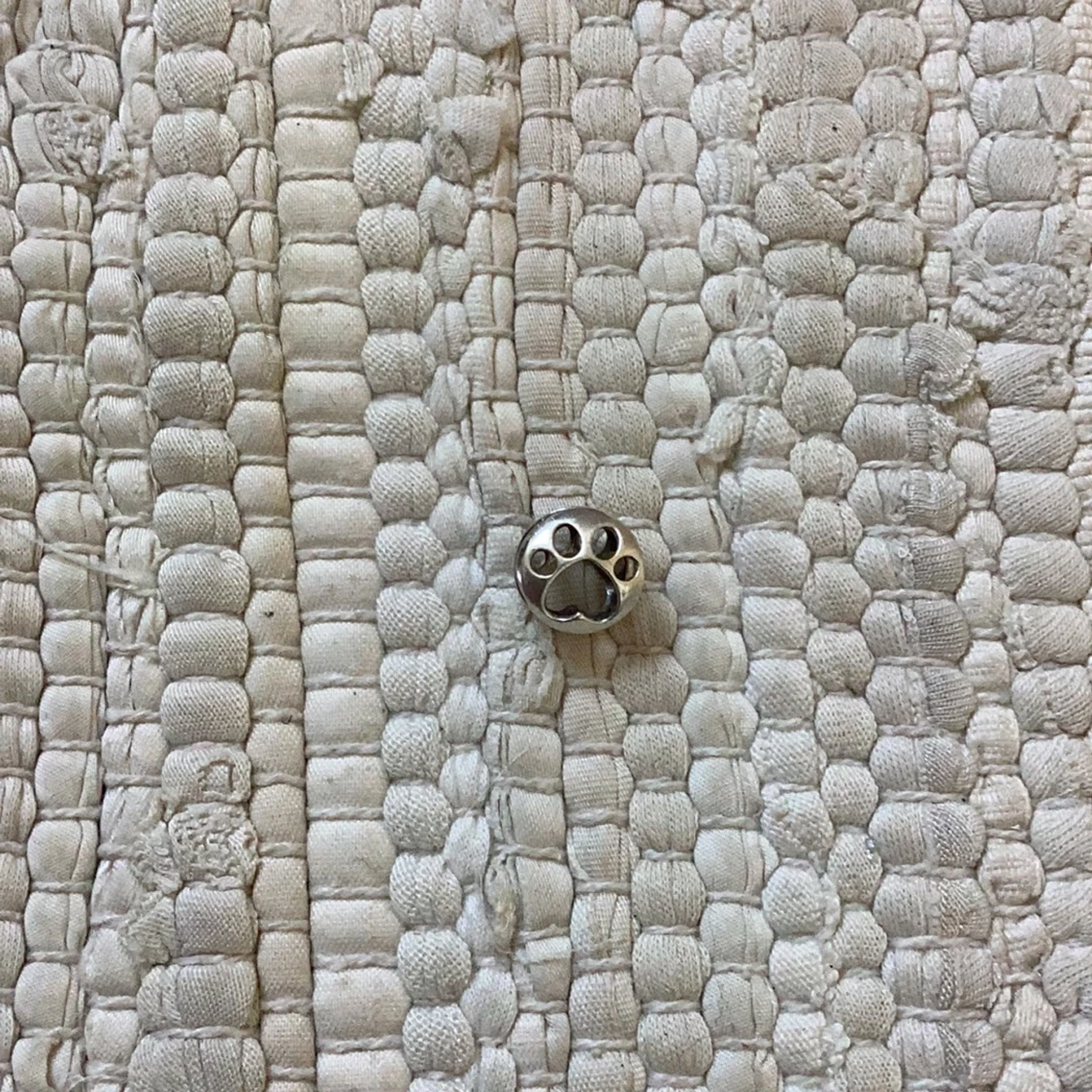 Silverfärgad berlock med tassmotiv