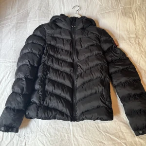 Superdry höstjacka  - Säljer denna höst/vinterjacka då den aldrig har kommit till användning, nypris 1700❄️⛄️