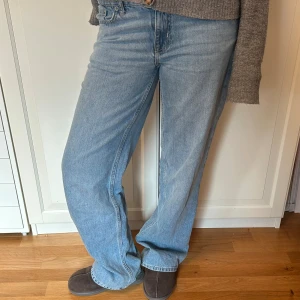 Ljusblå wide jeans från Lager 157 ✨ - Ljusblå jeans från 157 med klassisk femficksmodell och raka, vida ben. Jeansen har normal midja och är tillverkade i mjukt denimtyg. Jättesnygga! 