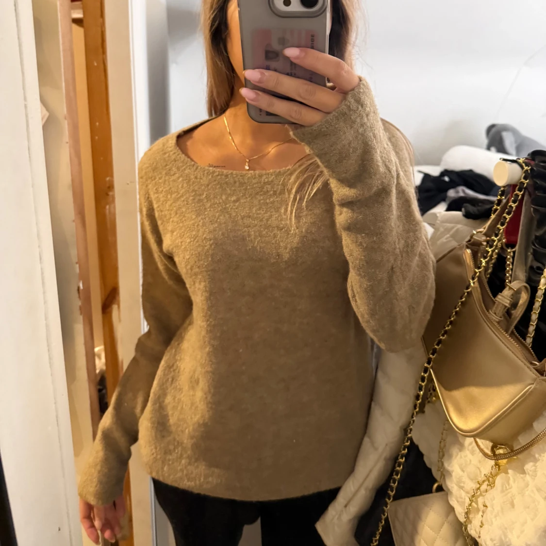 Beige stickad tröja med rund hals - 2