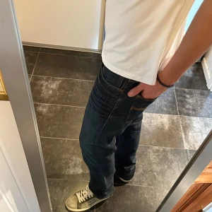 Nudie Jeans Grim Tim 34/34 - Bra skick, snygga ”slitningar” på framsidan (bild 4)