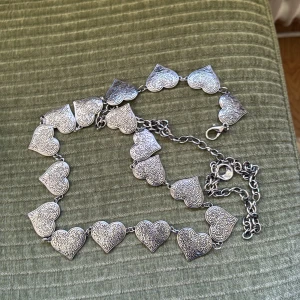 ”Skärp” med hjärtformar  - Skärp med hjärtan? Metall, säljes pga har ett liknande jag använder oftare! 