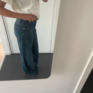 Vida lågmidjade jeans Zara  - Säljer ett par blåa jeans med låg midja och breda ben. Från Zara egentligen men jag köpte på vinted men de var fel storlek för mig. 