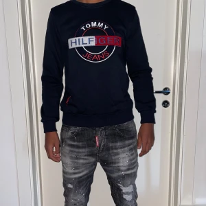 Tommy Hilfiger tröja strl XS - Helt ny. Fin replika med grym kvalitét. Modellen är 175cm väger 67 kg,Bär Xs på bilden. Pris: 699kr. Först till kvarn som gäller, skickas direkt inom 24h