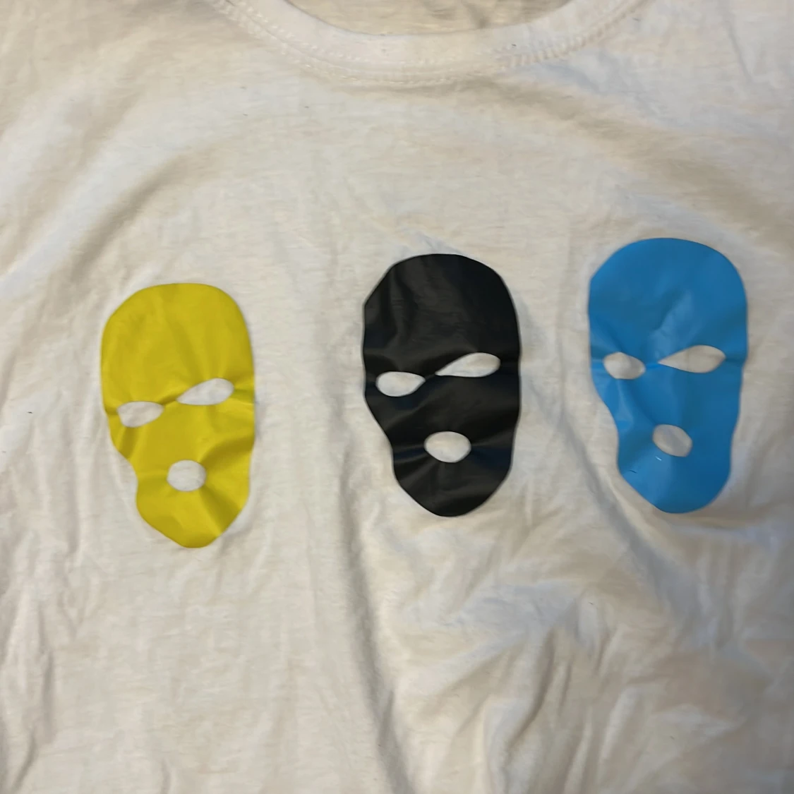 Vit t-shirt med färgglada masker Roly - 2