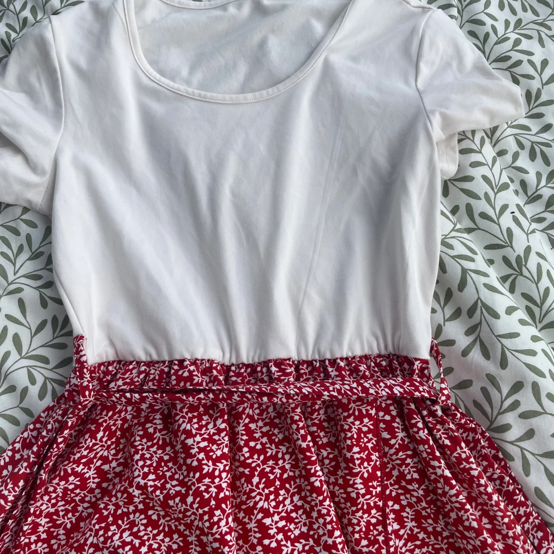 Röd blommig klänning med knytband - 2