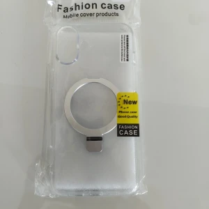 Fashion Case Mobilskal med Ringhållare - Ny transparent mobiltelefon-skal med integrerad ringhållare för extra grepp och stöd. Passar modeller med dubbla bakre kameror. Levereras i originalförpackning, inga synliga defekter eller slitage. Perfekt för att skydda din telefon och ge bättre hantering.