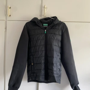 Cardigan från Save The Duck - Jag säljer en svart cardigan från Save The Duck i storlek S. Den är i väldigt väldigt bra skick och knappt använd. 