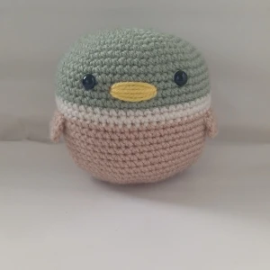 Virkad Anka - Squishmallow inspererad anka, gjord av mig.
