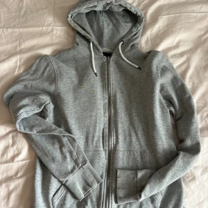 Grå hoodie - Mycket bra skick! Pris kan diskuteras vid snabb affär!! 💕💕