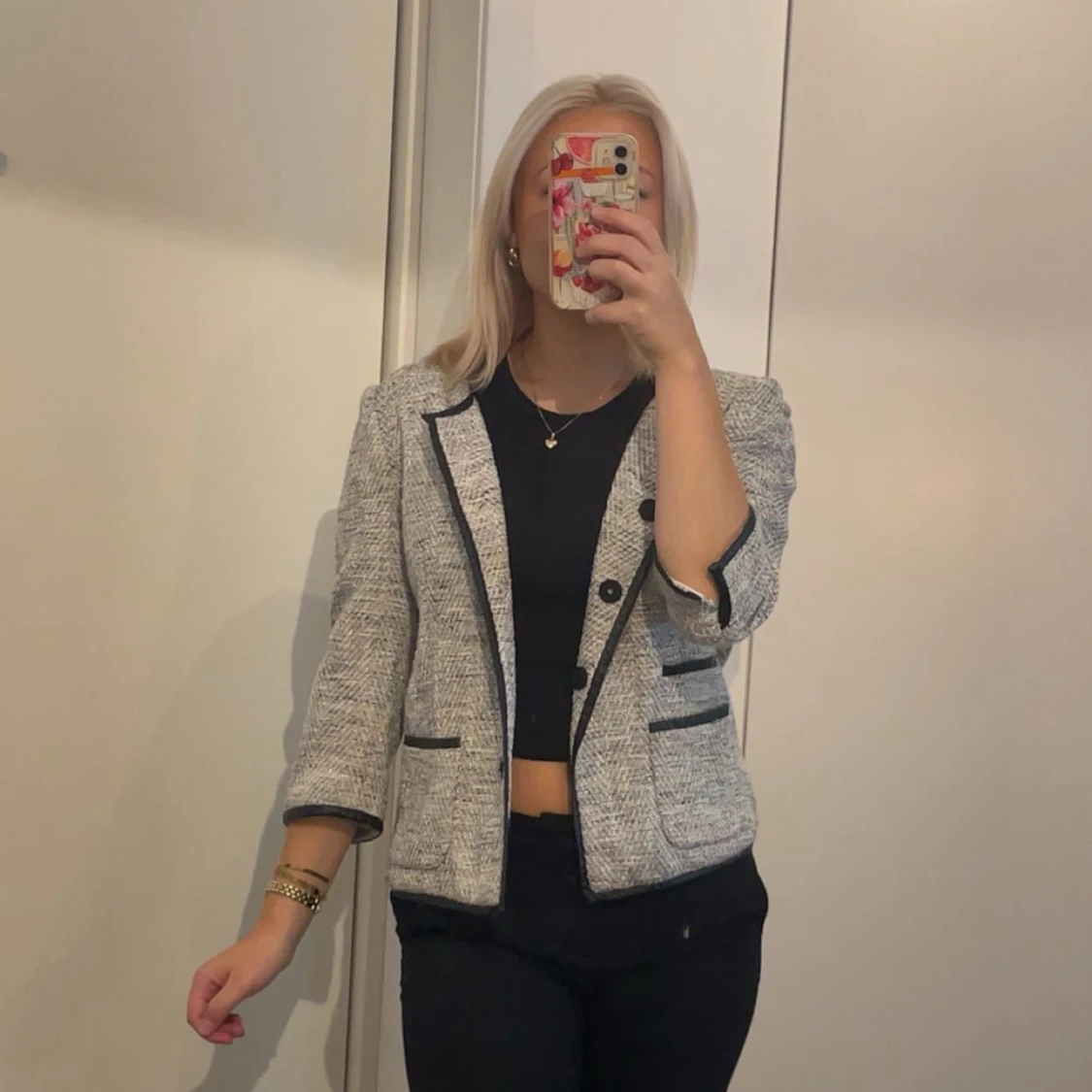 Grå kavaj med svarta detaljer - 2