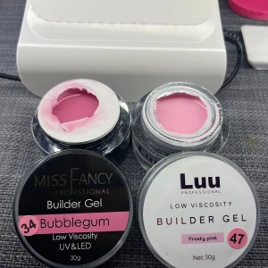 Builder Gel Bubblegum & Frosty Pink - Två geler i nyskick! en är i färgen bubblegum från Miss Fancy som endast är använd till ett sett och en i frosty pink från Luu nails som bara är testad på en nagel. Perfekt för att bygga snygga och hållbara naglar! Säljer då jag är nybörjare och inte tycker om geler med låg viskositet ännu💖💖