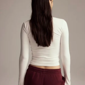 Vit långärmad topp från Gina Tricot - Säljer en enkel och fräsch vit långärmad topp från Gina Tricot i storlek XXS. Materialet är mjuk bomull som känns skönt mot huden. Perfekt att styla med jeans eller kjol för en clean look. Aldrig använd! 💕💕💕 pris kan diskuteras vid snabb affär