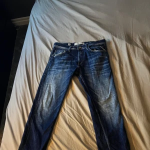 Replay Jondrill skinny jeans blå - Säljer ett par Replay Jondrill skinny fit jeans i mörkblå tvätt med snygga slitningar och kontrastsömmar. Klassisk femficksmodell med detaljerade bakfickor och logga på linningen. Perfekta jeans för dig som gillar en smal passform och stilren look. Dom är använda 1 gång.