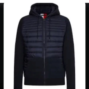 Jacka Tommy Hilfiger - Jacka med koftarmar. Storlek s men passar även xs. Som ni kan se har den sytts pågrund av några hål från nycklar. Men syns inte mycket. Marinblå