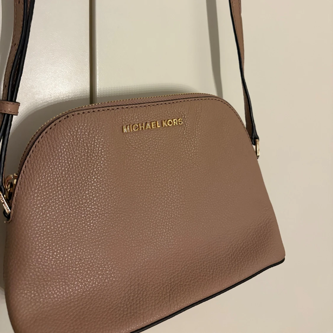 Beige/ljusrosa axelväska från Michael Kors - 1