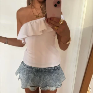 One shoulder volangtopp  - Så snygg och trendig vit one shoulder volangtopp! Jag är 168 och det är mina bilder, köp via köp nu direkt eller Swish, kvar tills markerad som såld 💖 strlk m/l men passar m
