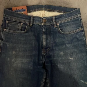 Acne Studios Blå Konst jeans blå - Säljer ett par blå jeans från Acne Studios Blå Konst. Riktigt feta med lite paint Splatter. Hör av dig vid någon fundering 