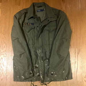 Ralph Lauren Paint Splatter Jacket - Sjukt snygg och sällsynt Field Jacka från Ralph Lauren, Jackan är nyskick och kostar 6000kr ny, hör av dig vid mer frågor. STORLEK M.