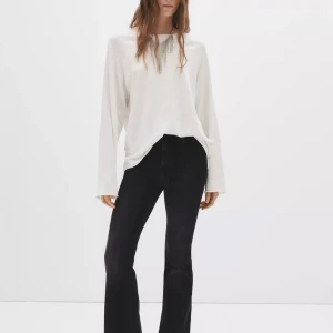 Svarta bootcut jeans med hög midja - Helt nya!! Snygga svarta jeans med bootcut passform och hög midja. Jeansen har klassiska fickor bak och fram, och är tillverkade i ett denimtyg som sitter skönt. För långa på mig! Storlek 42 men passar som 38-40 skulle jag säga då de inte är så stretchiga ! Sitter som på bilden! 💓ordinarie pris 379 kr