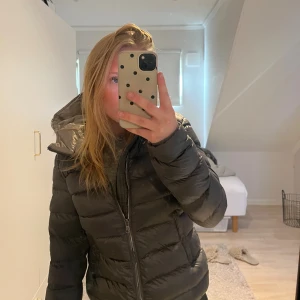  Colmar jacka - Säljer min dunjacka från Colmar i storlek Xs. (Det är italiska storlekar) . Jackan är endån i ett bra skick det är bara att den har ett igensyt hål uppe på luvan men inget man direkt lägger märke till. Den har även lite trasig på dragkedjan men inget som gör så att den inte kan stängas. 