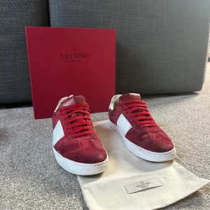 Valentino flycrews - Säljer ett par sjukt feta valentino flycrews i storlek 42 i den mest eftertraktade färgen röd, sicket är helt okej men fortfarande mhckey kvar att ge, dom är väldigt ovanliga då de slutade tillverkas för 7år sen!!!