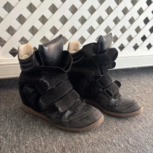 Isabell marant LIKNANDE kilklackar - Helt okej skick, ser exakt ut som isabell marant kilklackarna. Skulle säga att klacken är runt 5-7 cm.