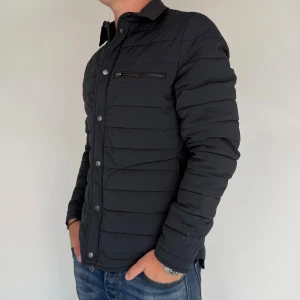 Brothers Jacka - Vi säljer nu denna riktigt snygga jackan i märket Brothers! Jackan är i gott skick utan defekter, storleken är M! Modellen på bilden är 180cm 75kg, skriv vid frågor och funderingar!