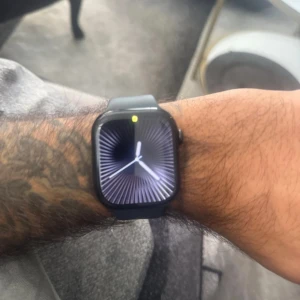 Apple Watch S10, 46mm, gps+cellular & AirPods Pro  - Säljer en Apple Watch med svart fyrkantig urtavla och svart silikonarmband. Klockan har en modern digital display och kommer med två extra svarta armband i originalförpackning samt ett svart milanesiskt loop -armband. Perfekt för dig som vill ha en stilren och smart klocka. Du får även med AirPods Pro. 