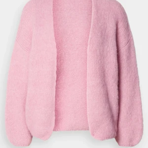 Ljusrosa stickad kofta - Säljer den här rosa koftan i storlek s/xs som är från lindex. Skriv för bild hur den sitter på🩷