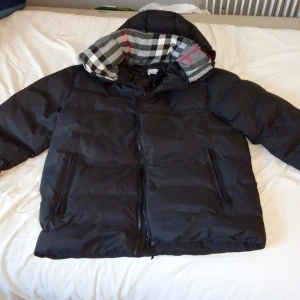 Burberry jacka - tveka inte med prisförslag!!!!                        Hör har vi en skönt gjord Burberry jacka gjord av mig, den är varm storlek M har dock inte armar som kan tas bort o bli till en väst men fortfarande en bra jacka riktigt dunder faktiskt!