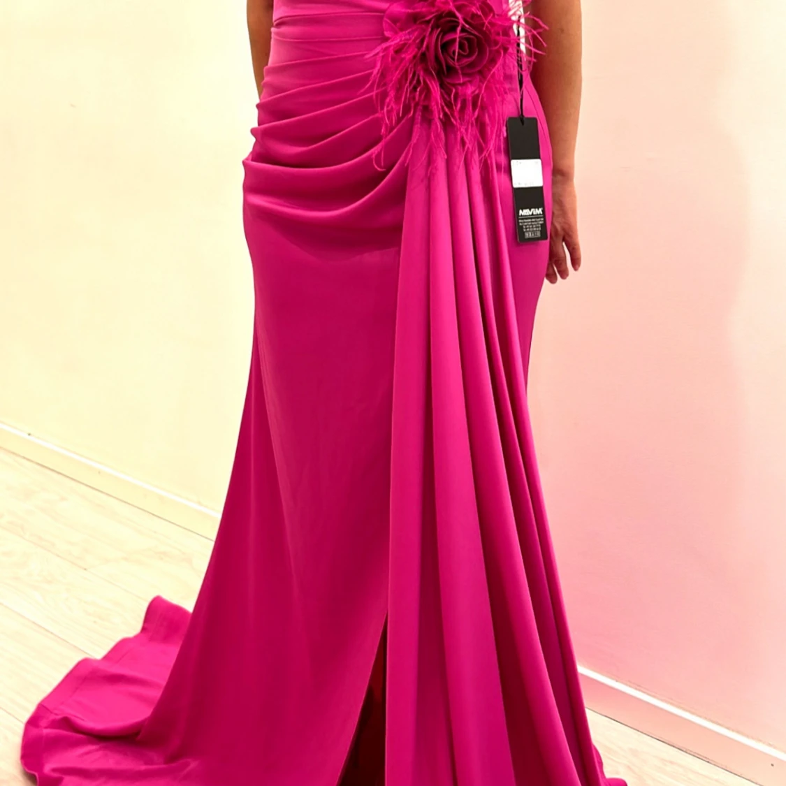 Cerise långklänning med blomdetalj - 1