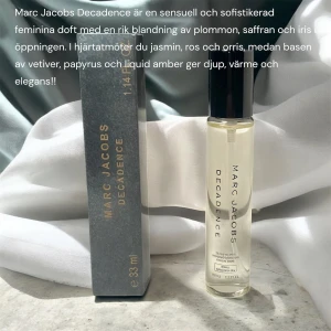 Marc Jacobs Decadence 33 ml - Marc Jacobs Decadence är en sensuell och sofistikerad parfym i smidig 33 ml storlek. Perfekt för dig som vill ha en elegant och modern doft att bära med dig överallt.