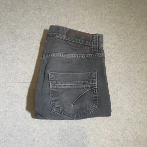 Dondup  - Säljer ett par grå jeans från dondup i storlek 30 som är i fint skick osäker på moddelen så mått går att lösa vid intresse bara att höra av dig vid frågor och funderingar 
