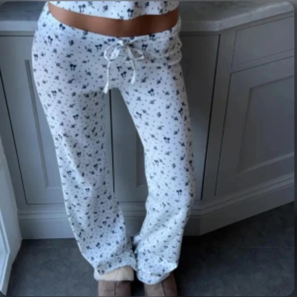 Vita mjukisbyxor med svart mönster