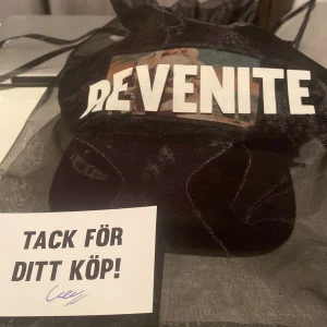 Svart limited edition revenite keps - Snygg svart limited edition keps från revenite. Kepsen har mesh på baksidan och justerbar passform. Materialet är mjukt och hyfsat nytt. Accessoar påse fås med med signerat köpkort. priset går absolut att diskutera, bara att höra av sig om minst fråga!