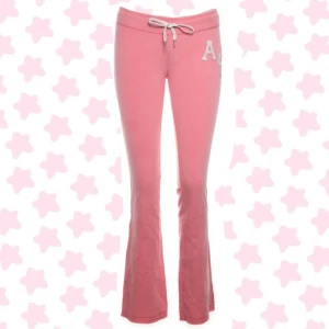 Rosa bootcut mjukisbyxor Abercrombie - Säljer ett par rosa mjukisbyxor från Abercrombie & Fitch i storlek XS. Byxorna har bootcut passform. Pris diskuteras!❣️