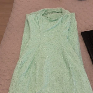 Ljusgrön långklänning med pärlor - Supersnygg ljusgrön långklänning med pärlbroderier över hela tyget. Klänningen är axelbandslös med draperad urringning och figurnära passform. Perfekt för bal eller student! Materialet känns lyxigt och skimrande. Är ungefär 156 och klänningen var inte för lång eller kort perfekt med klackar💞💞