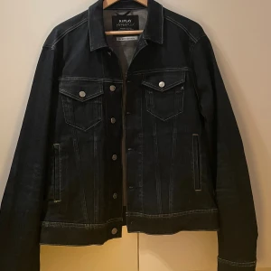 Jeansjacka Replay mörkblå - Mörkblå jeansjacka i Hyperflex-jeansmaterial från Replay. Inga defekter. Storlek L.