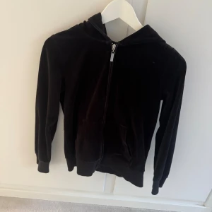 Svart velour hoodie med dragkedja - Svart dragkedja framtill och huva. 