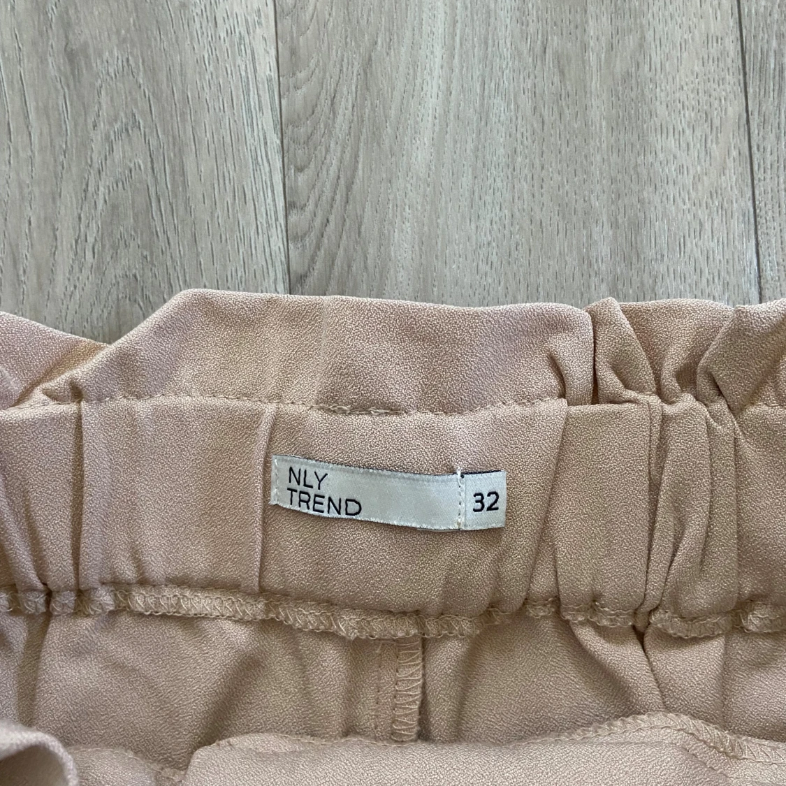 Beige byxor med bälte från NLY Trend - 2