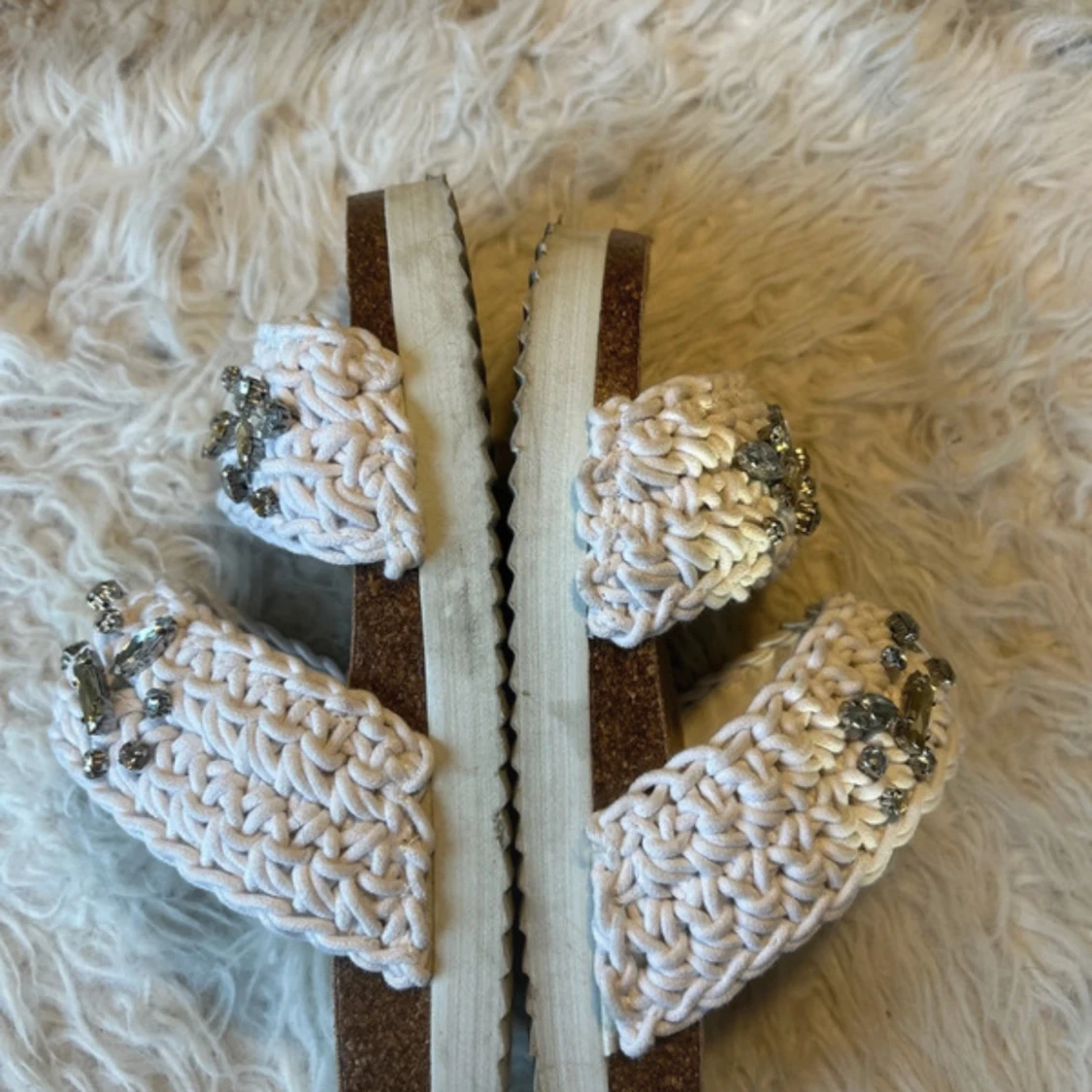 Beige sandaler med pärlor och stickad look - 3