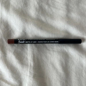 NYX  Lip Liner Cold Brew - NYX Suede Matte Lip Liner i färgen Cold Brew, läppennan har använts.