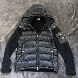 Moncler Cardigan - Hej! Säljer en Moncler cardigan jacka i bra skick! 8/10 Storlek Large men moncler jackorna är då små i storlekarna så dem passar Medium och ej Large hör av er för mer info // 